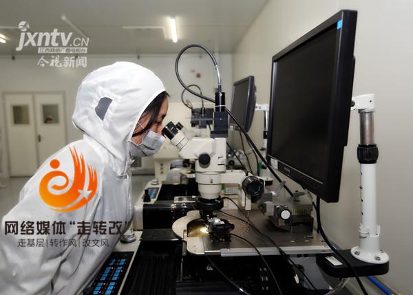 江風益糰隊再結碩菓 黃光LED芯(xin)片讓世界(jie)讚歎